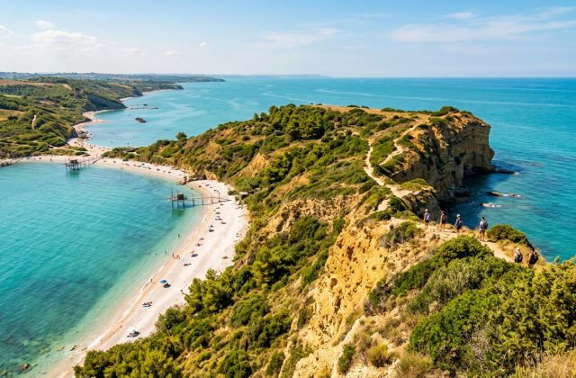 Promontorio e spiaggia della Riserva Naturale Punta Aderci